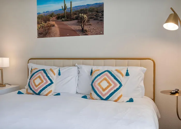Stylish One Bedroom In With Free Parking And Pool Apartment *