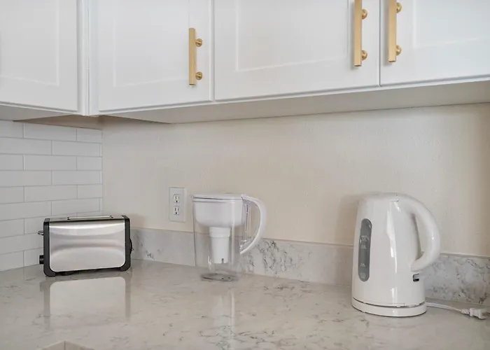 Stylish One Bedroom In With Free Parking And Pool Apartment *