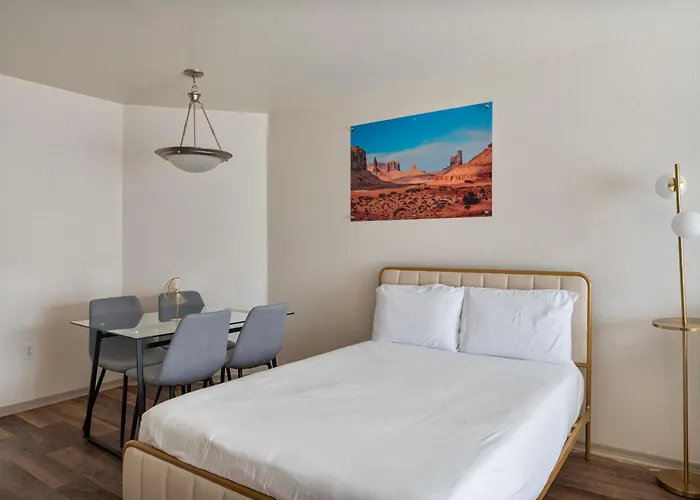 Apartment Stylish One Bedroom In With Free Parking And Pool
